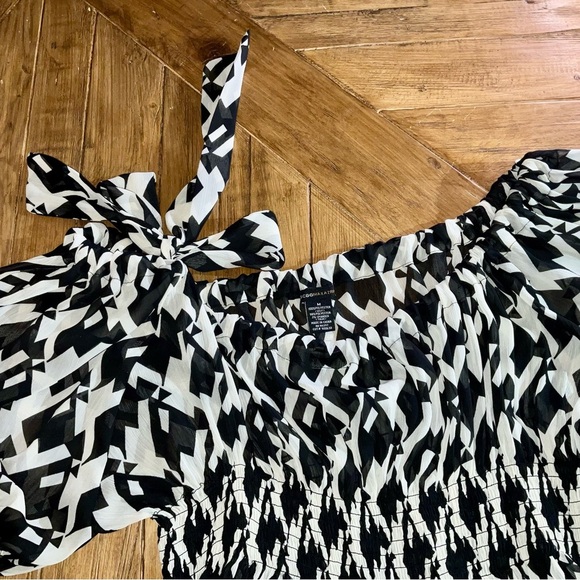 BCBGMaxazria off shoulder / one shoulder blouse with bow - size medium - Picture 2 of 7